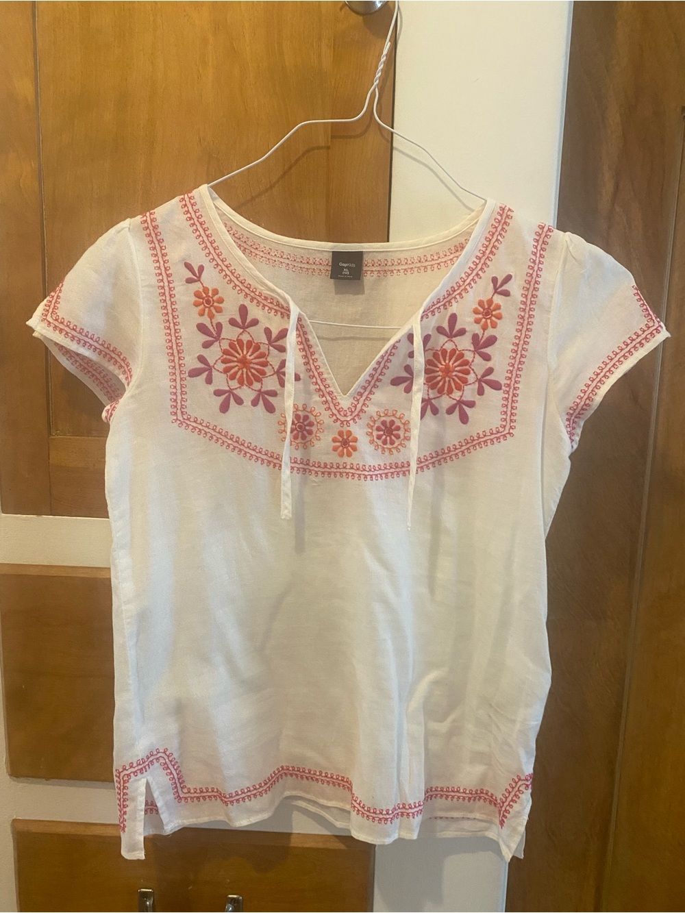 New without Tags GAP White Top with Pink Floral Embroidery